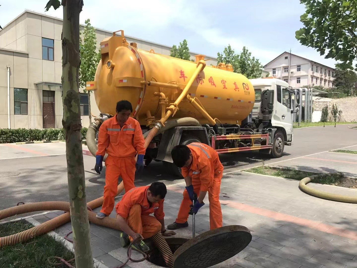 卓尼管道疏通车停在窨井附近