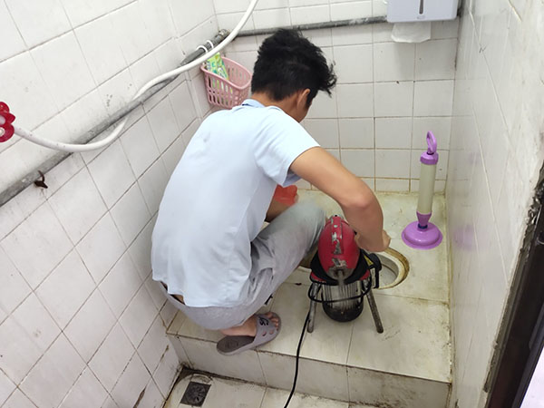 卓尼管道堵塞冒臭气 专业师傅现场解决问题