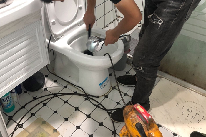 卓尼马桶堵塞自己疏通还是找师傅?专业上门服务让你省时更省心